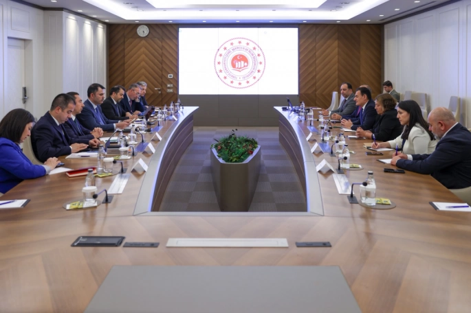 Bakan Oğuz, Kurum ile görüştü